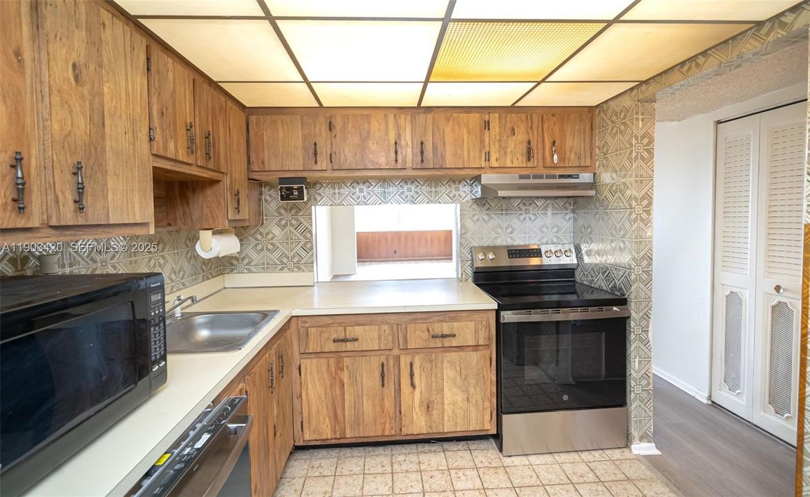 For Sale: $112,500 (1 beds, 1 baths, 823 Square Feet)