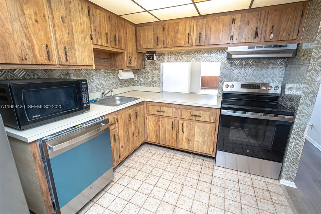 For Sale: $112,500 (1 beds, 1 baths, 823 Square Feet)
