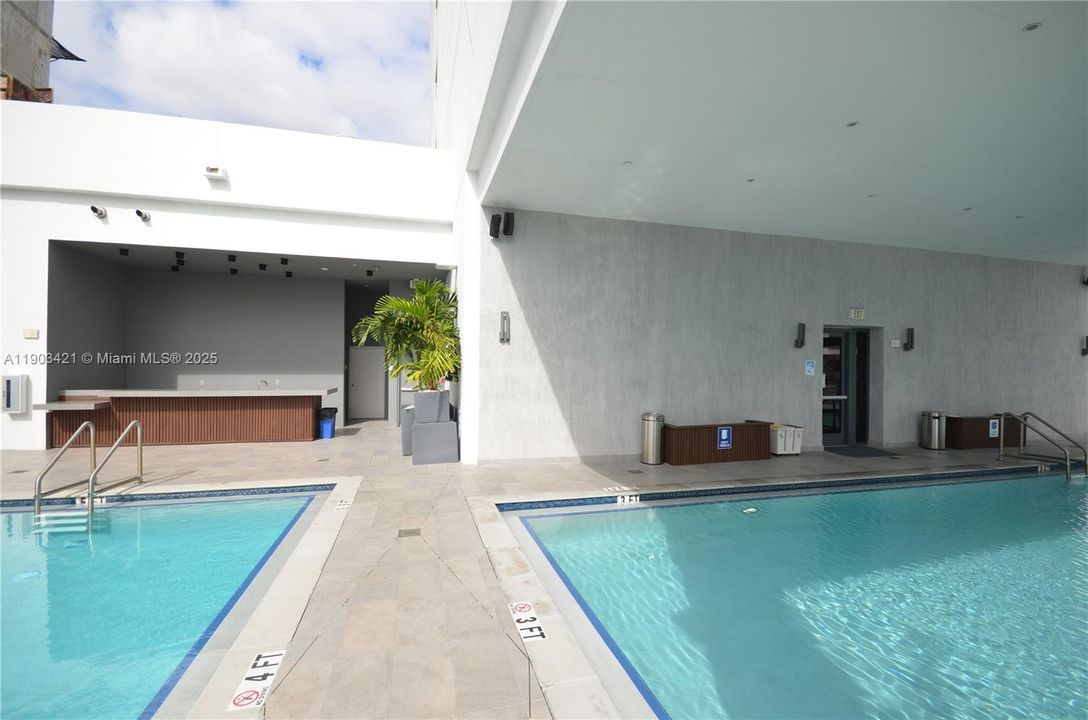 For Sale: $569,000 (1 beds, 1 baths, 580 Square Feet)