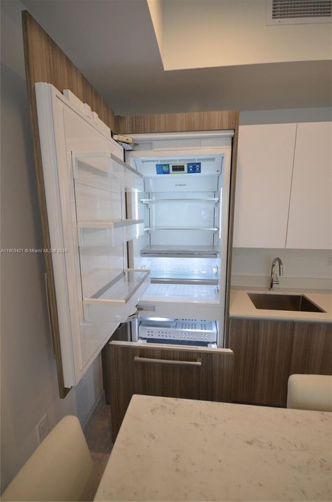 For Sale: $569,000 (1 beds, 1 baths, 580 Square Feet)