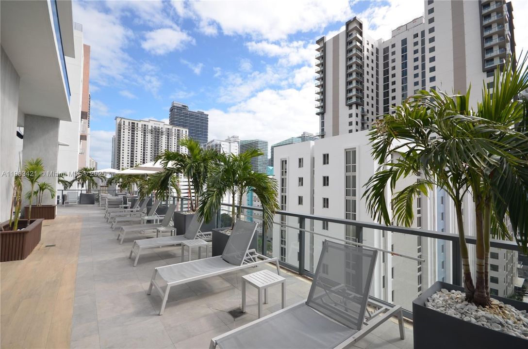 For Sale: $569,000 (1 beds, 1 baths, 580 Square Feet)