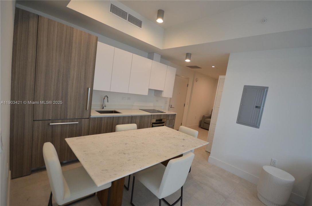 For Sale: $569,000 (1 beds, 1 baths, 580 Square Feet)