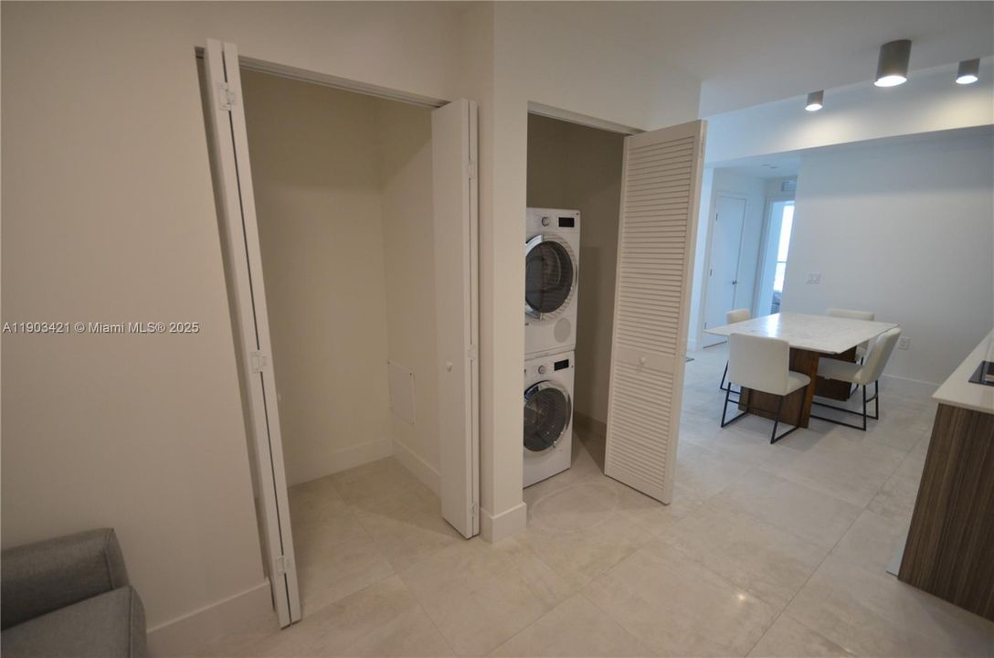 For Sale: $569,000 (1 beds, 1 baths, 580 Square Feet)