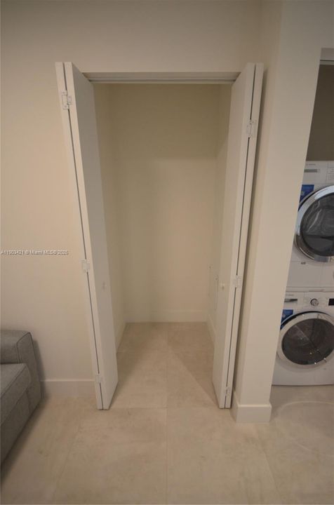 For Sale: $569,000 (1 beds, 1 baths, 580 Square Feet)