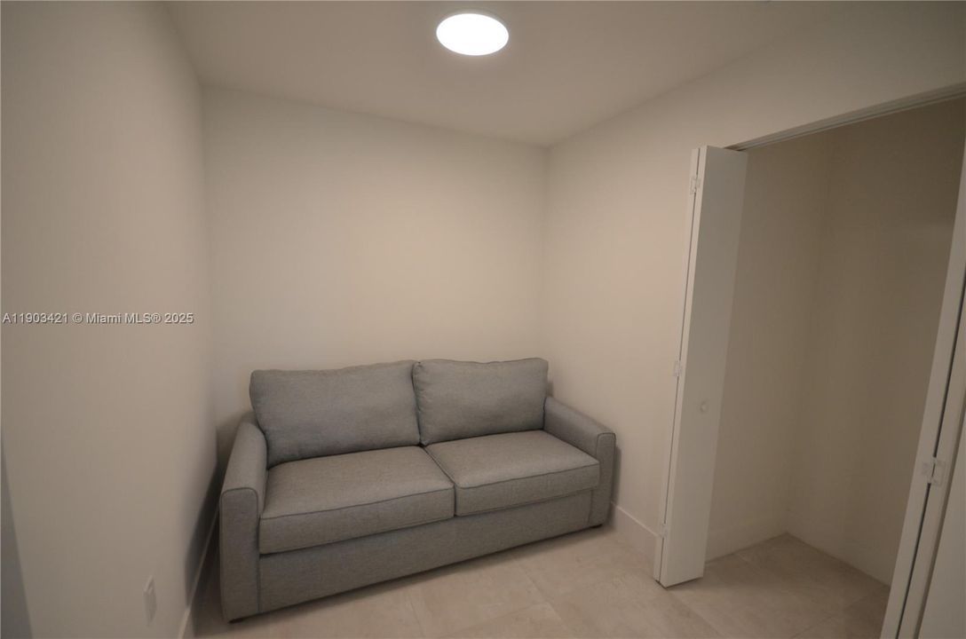 For Sale: $569,000 (1 beds, 1 baths, 580 Square Feet)