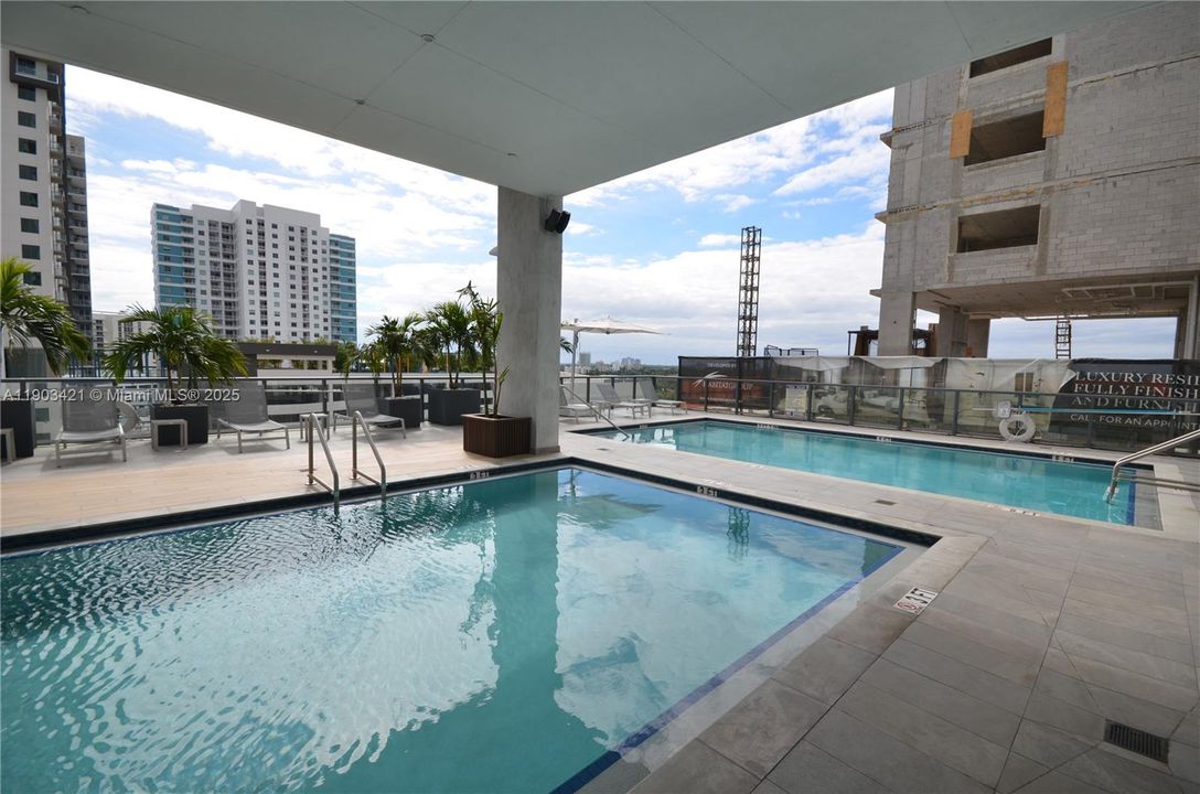 For Sale: $569,000 (1 beds, 1 baths, 580 Square Feet)