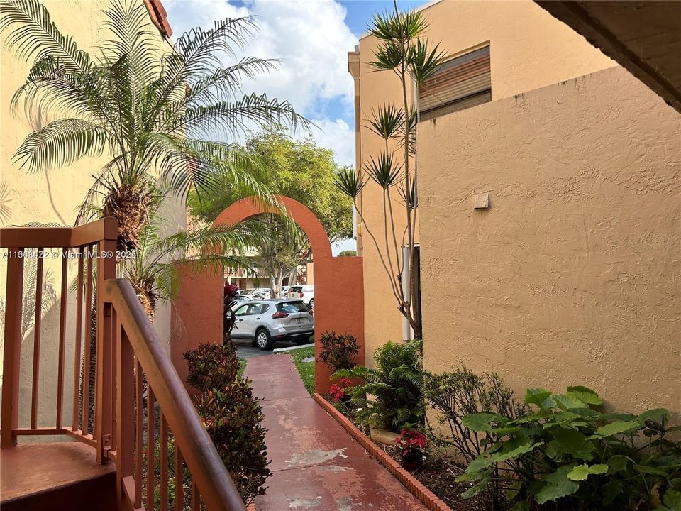 For Rent: $2,550 (3 beds, 2 baths, 1000 Square Feet)