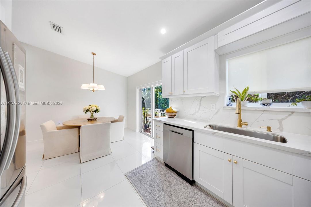 合同活跃: $339,000 (2 贝兹, 2 浴室, 969 平方英尺)