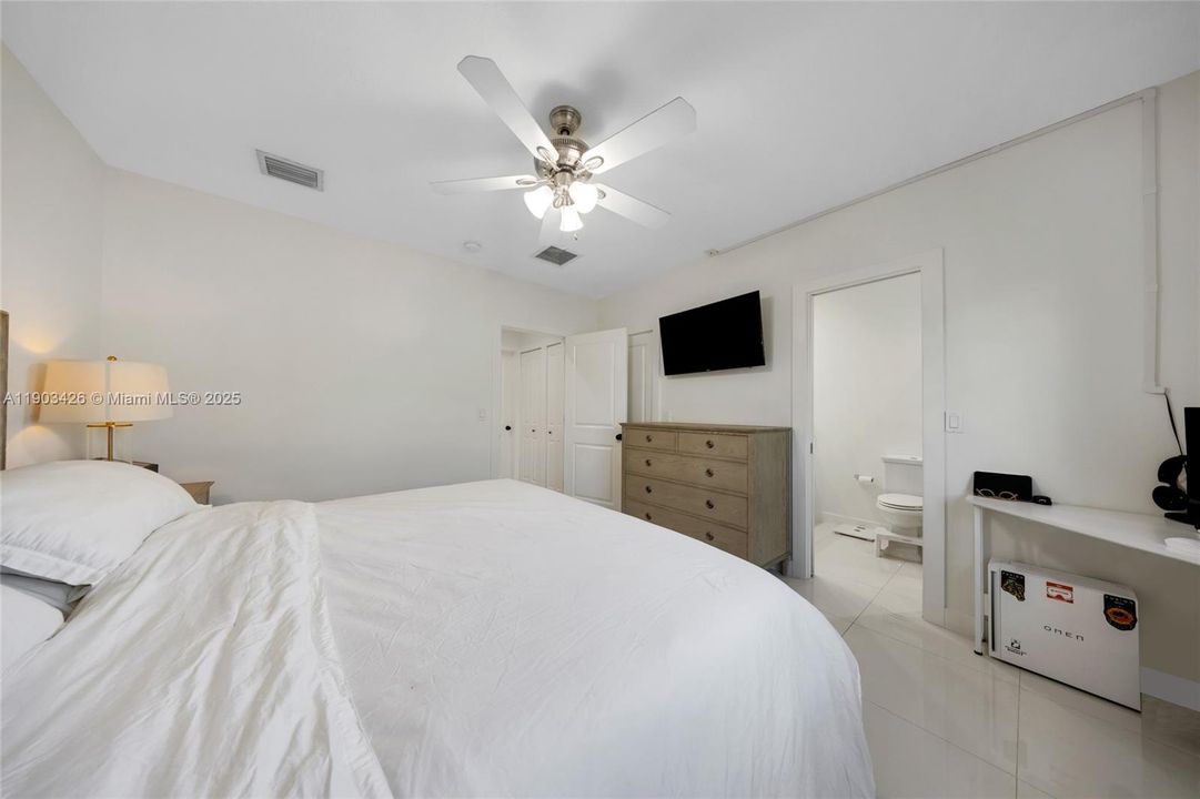 合同活跃: $339,000 (2 贝兹, 2 浴室, 969 平方英尺)