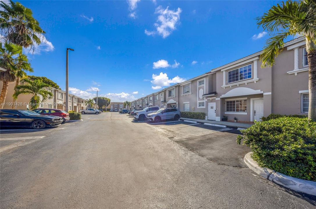 合同活跃: $339,000 (2 贝兹, 2 浴室, 969 平方英尺)