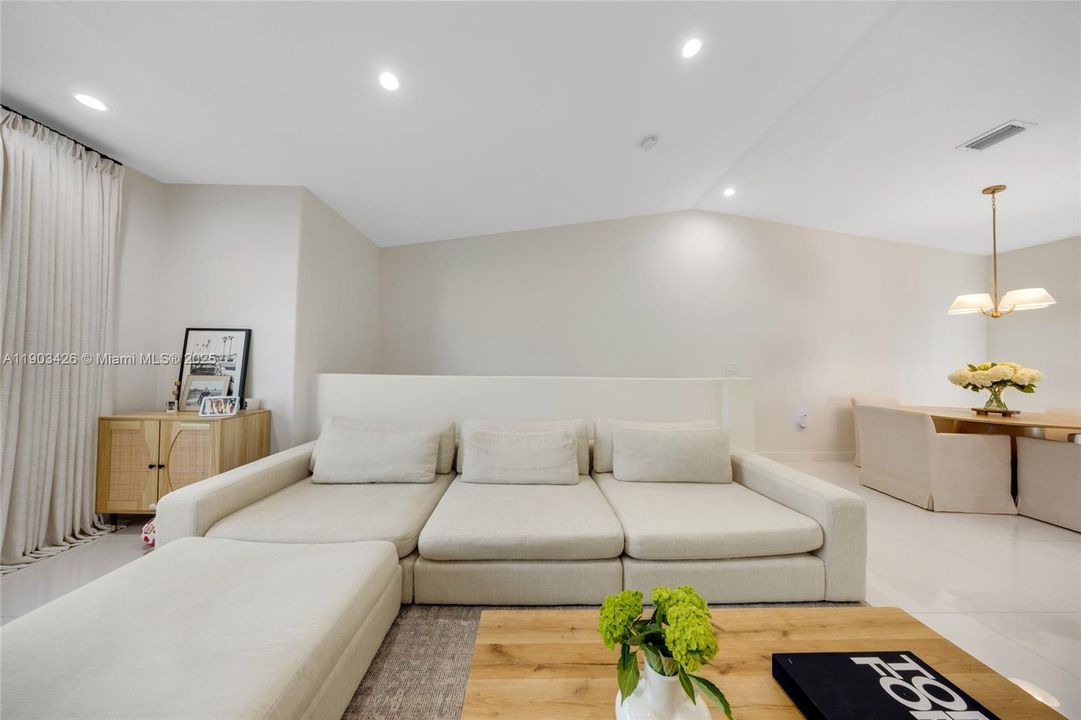 合同活跃: $339,000 (2 贝兹, 2 浴室, 969 平方英尺)