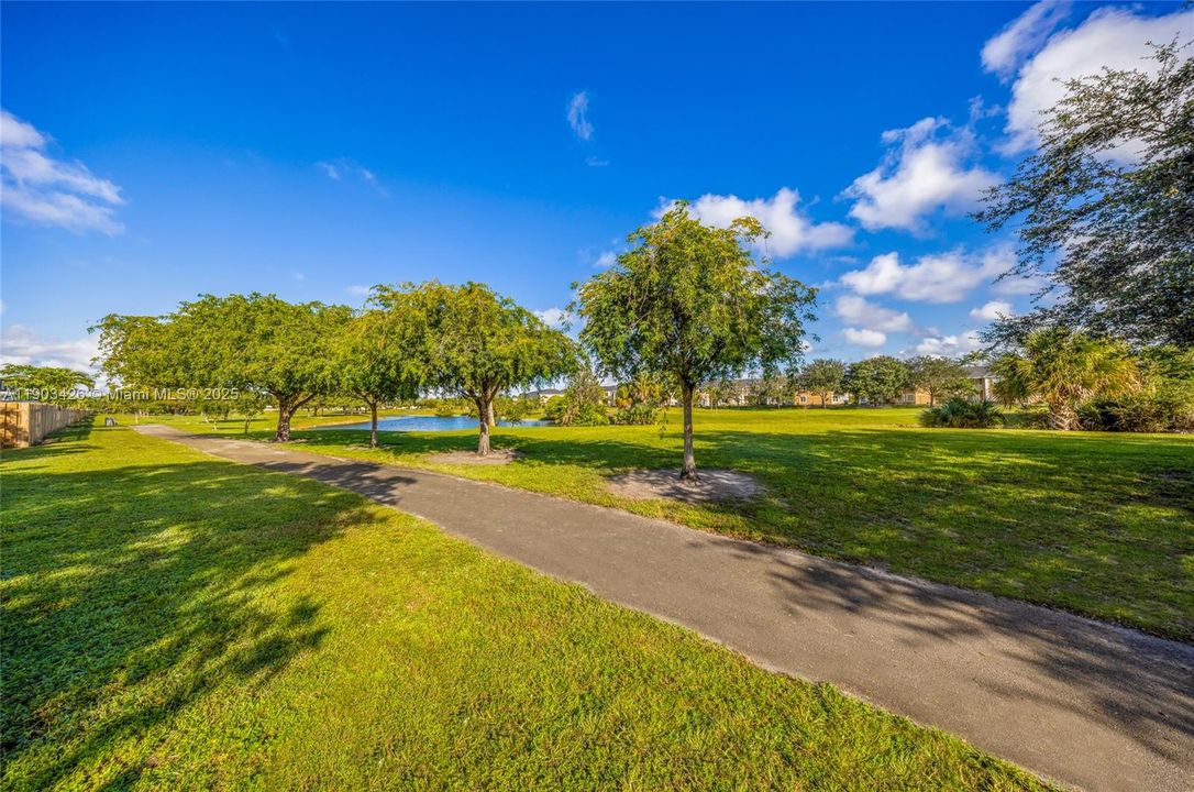 合同活跃: $339,000 (2 贝兹, 2 浴室, 969 平方英尺)