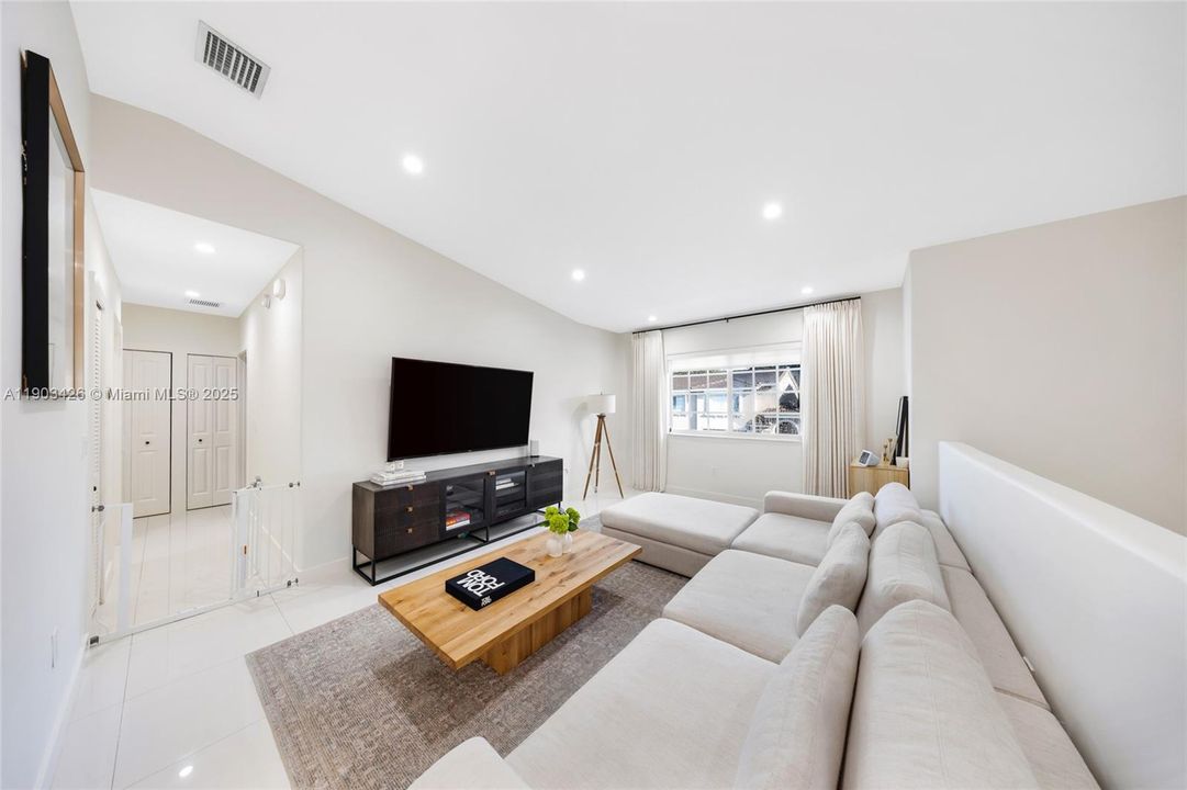 合同活跃: $339,000 (2 贝兹, 2 浴室, 969 平方英尺)