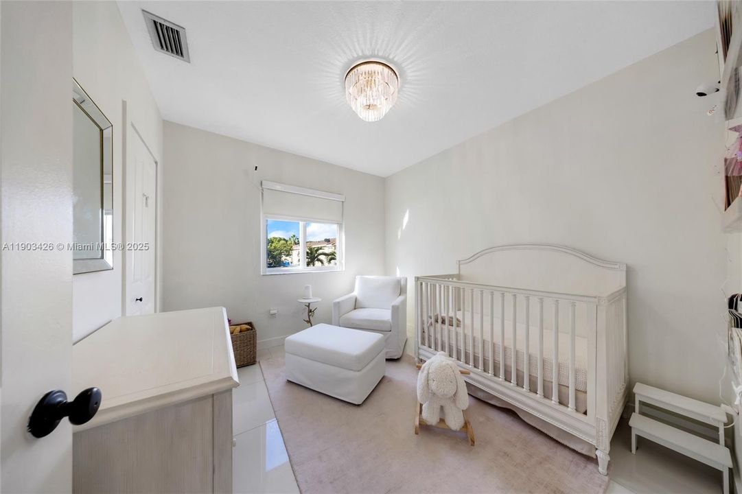 合同活跃: $339,000 (2 贝兹, 2 浴室, 969 平方英尺)