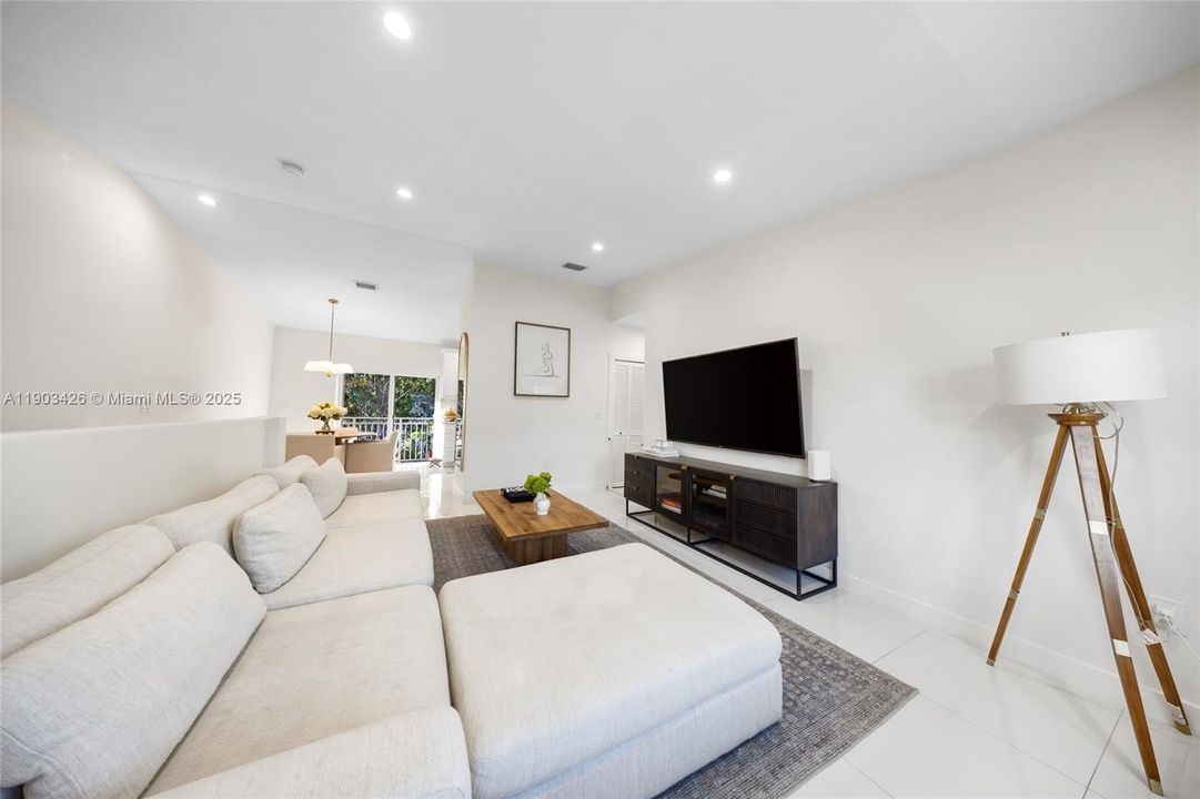 合同活跃: $339,000 (2 贝兹, 2 浴室, 969 平方英尺)