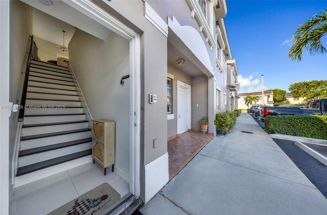 合同活跃: $339,000 (2 贝兹, 2 浴室, 969 平方英尺)