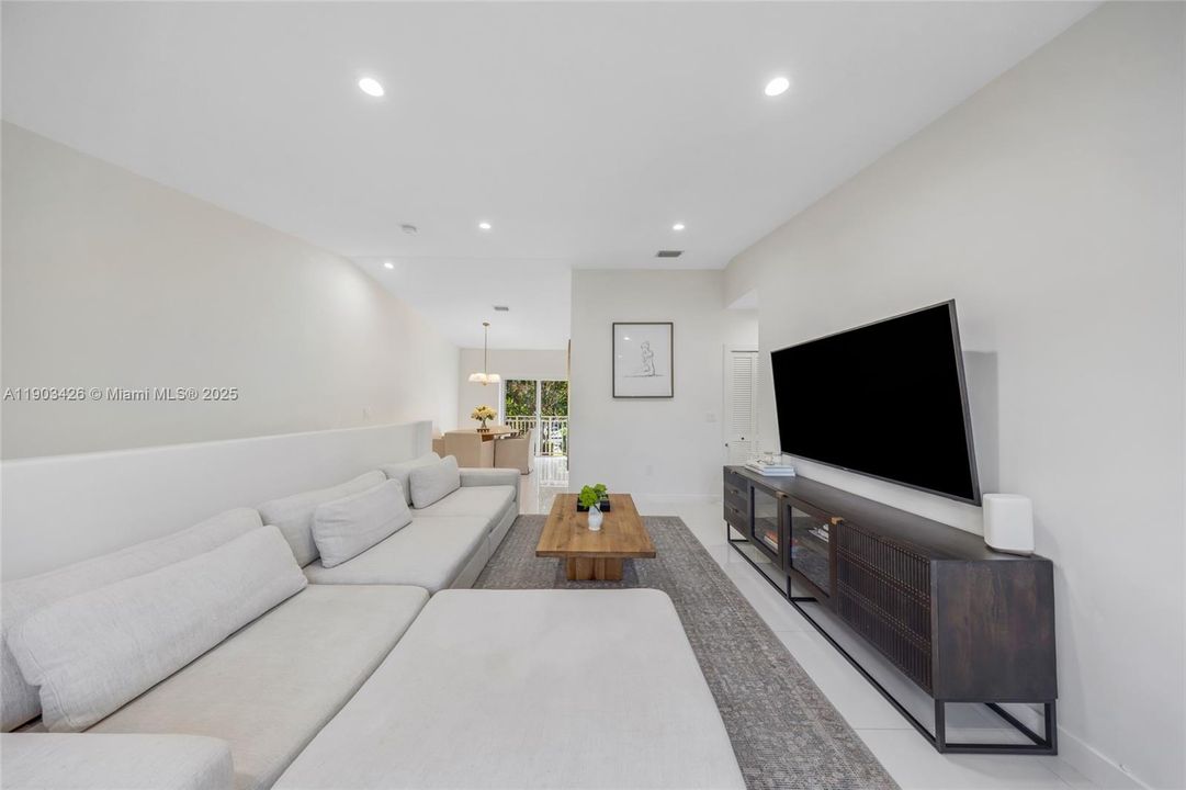 合同活跃: $339,000 (2 贝兹, 2 浴室, 969 平方英尺)