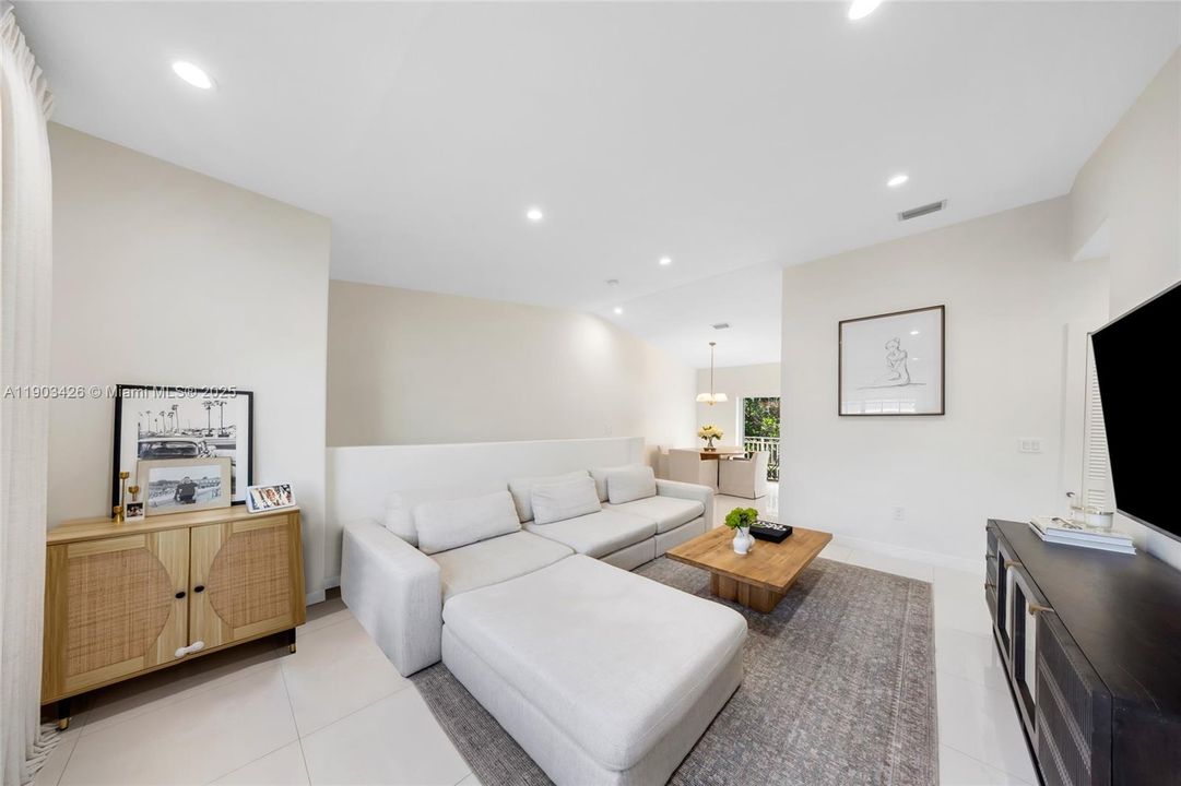 合同活跃: $339,000 (2 贝兹, 2 浴室, 969 平方英尺)