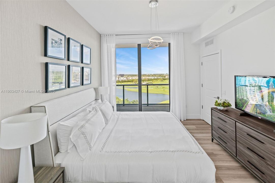 合同活跃: $3,267 (1 贝兹, 1 浴室, 859 平方英尺)