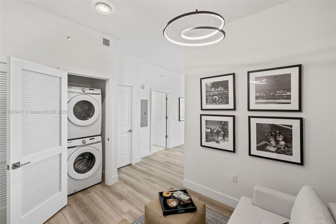 合同活跃: $3,267 (1 贝兹, 1 浴室, 859 平方英尺)