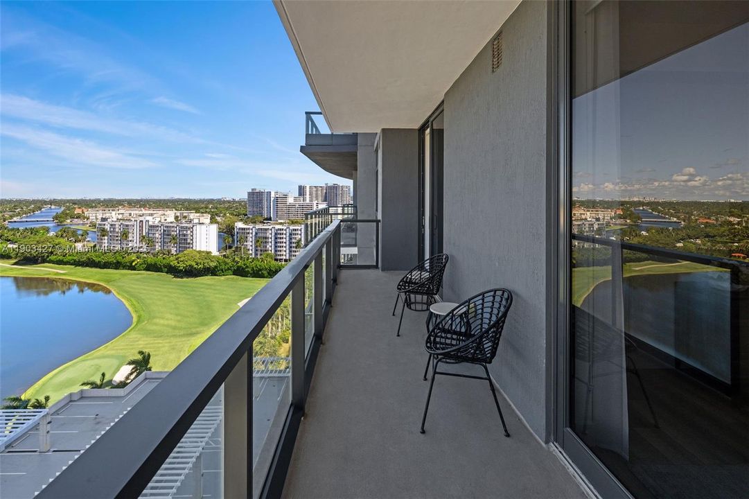 合同活跃: $3,267 (1 贝兹, 1 浴室, 859 平方英尺)