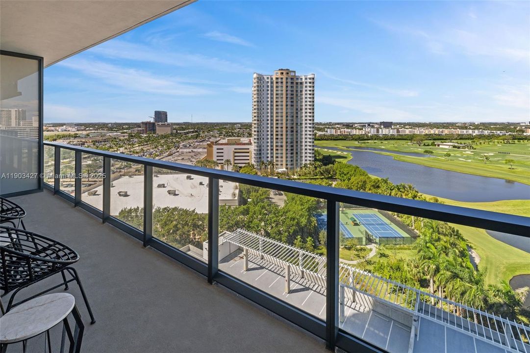 合同活跃: $3,267 (1 贝兹, 1 浴室, 859 平方英尺)