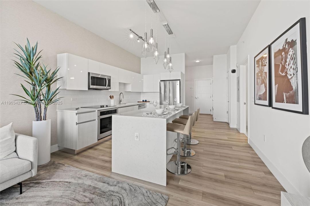 合同活跃: $3,267 (1 贝兹, 1 浴室, 859 平方英尺)