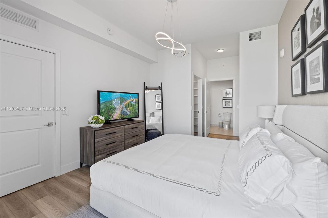 合同活跃: $3,267 (1 贝兹, 1 浴室, 859 平方英尺)