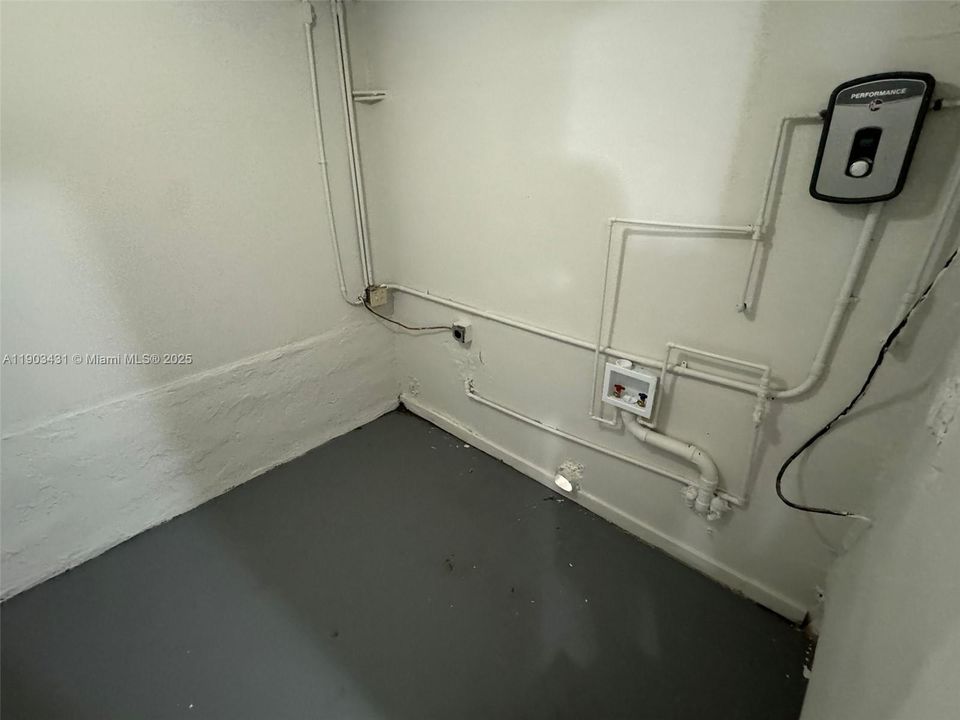 For Rent: $2,575 (3 beds, 1 baths, 773 Square Feet)