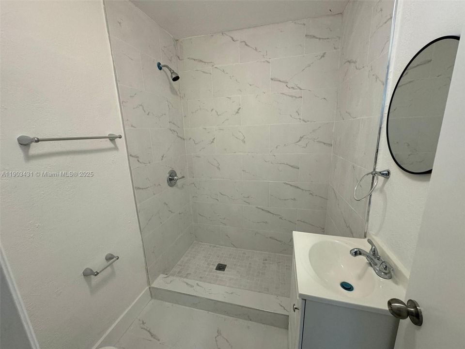 For Rent: $2,575 (3 beds, 1 baths, 773 Square Feet)