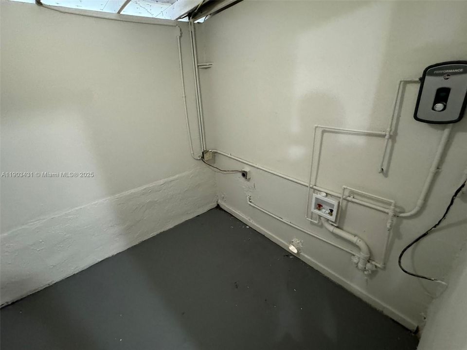 For Rent: $2,575 (3 beds, 1 baths, 773 Square Feet)