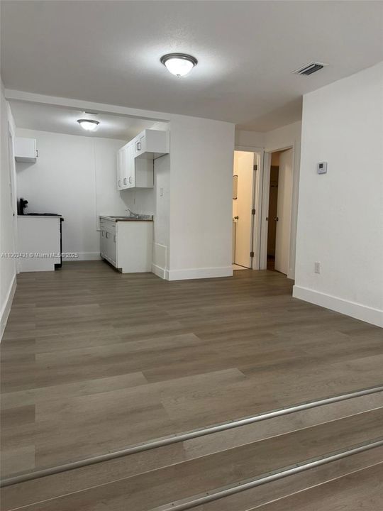 For Rent: $2,575 (3 beds, 1 baths, 773 Square Feet)