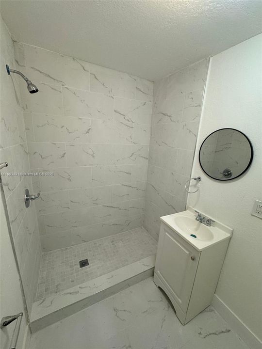 For Rent: $2,575 (3 beds, 1 baths, 773 Square Feet)