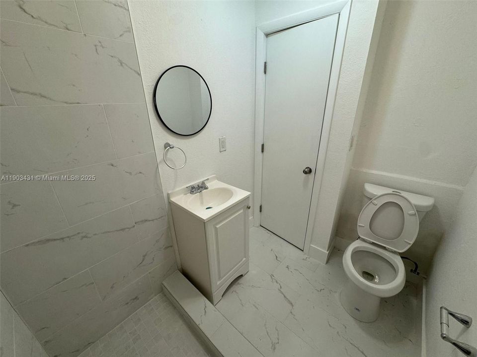 For Rent: $2,575 (3 beds, 1 baths, 773 Square Feet)