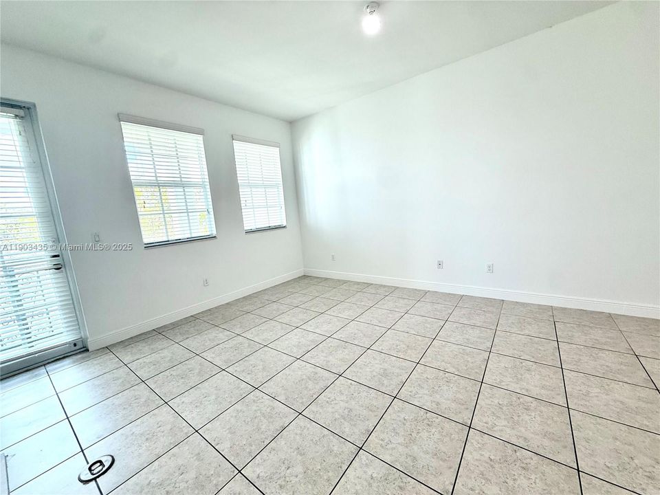 Active With Contract: $3,500 (3 beds, 3 baths, 1955 Square Feet)