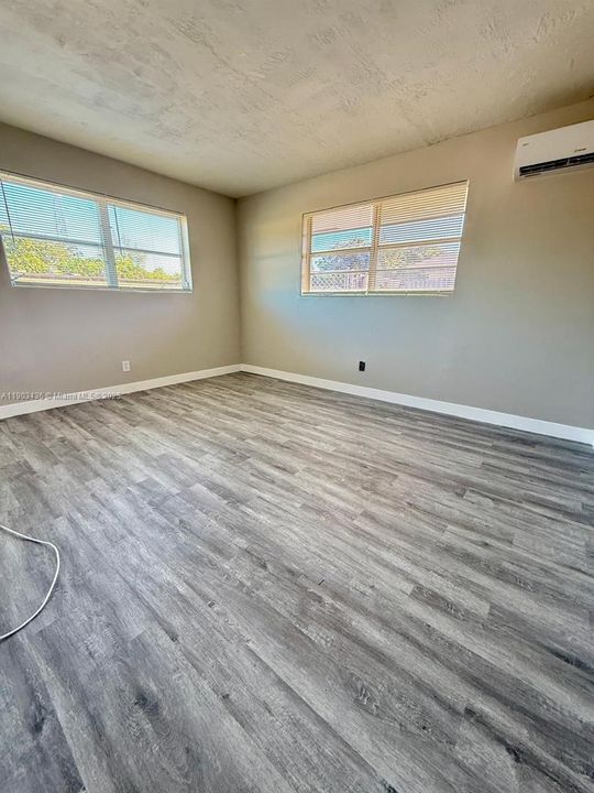Recently Rented: $1,700 (2 beds, 1 baths, 950 Square Feet)