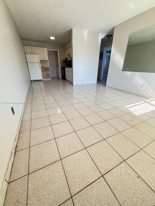 Recently Rented: $1,700 (2 beds, 1 baths, 950 Square Feet)