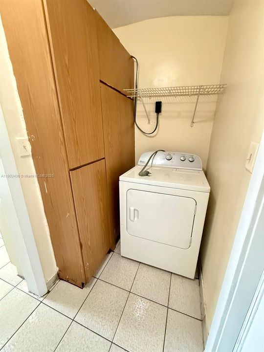 Recently Rented: $1,700 (2 beds, 1 baths, 950 Square Feet)