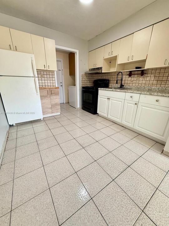 Recently Rented: $1,700 (2 beds, 1 baths, 950 Square Feet)