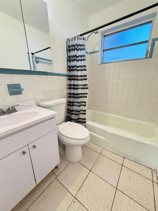 Recently Rented: $1,700 (2 beds, 1 baths, 950 Square Feet)