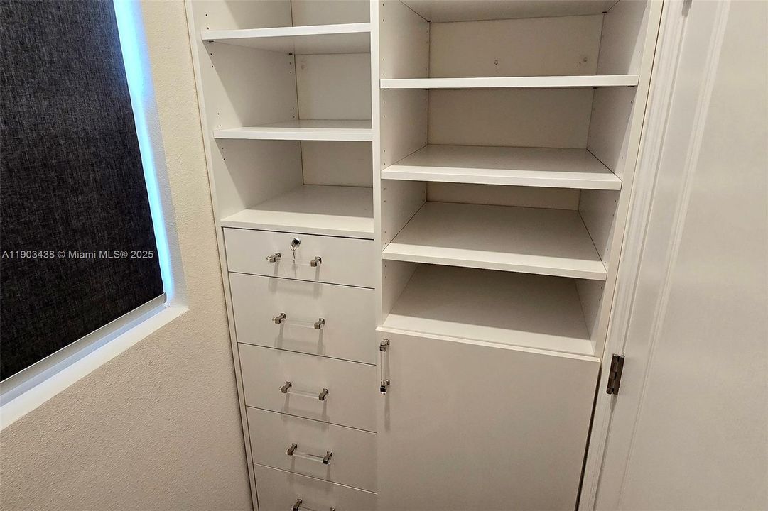 For Sale: $445,000 (5 beds, 3 baths, 2601 Square Feet)