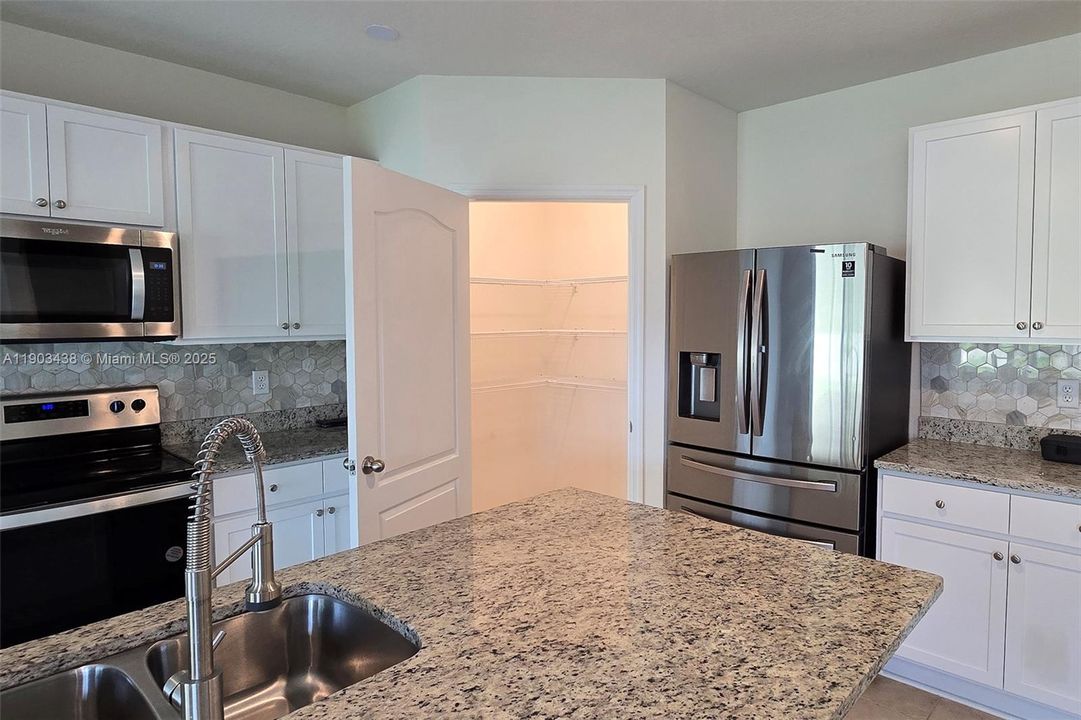 For Sale: $445,000 (5 beds, 3 baths, 2601 Square Feet)