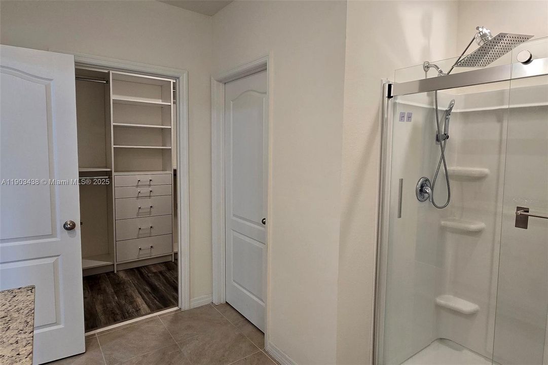 For Sale: $445,000 (5 beds, 3 baths, 2601 Square Feet)