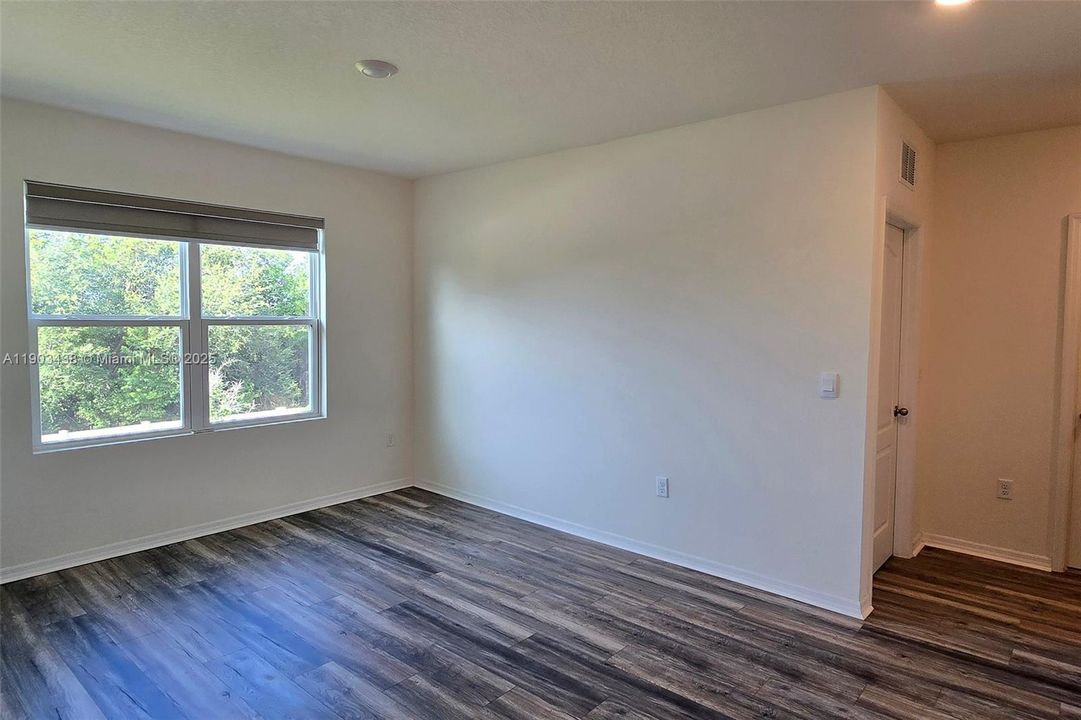 For Sale: $445,000 (5 beds, 3 baths, 2601 Square Feet)