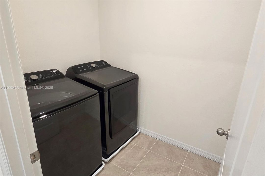 For Sale: $445,000 (5 beds, 3 baths, 2601 Square Feet)