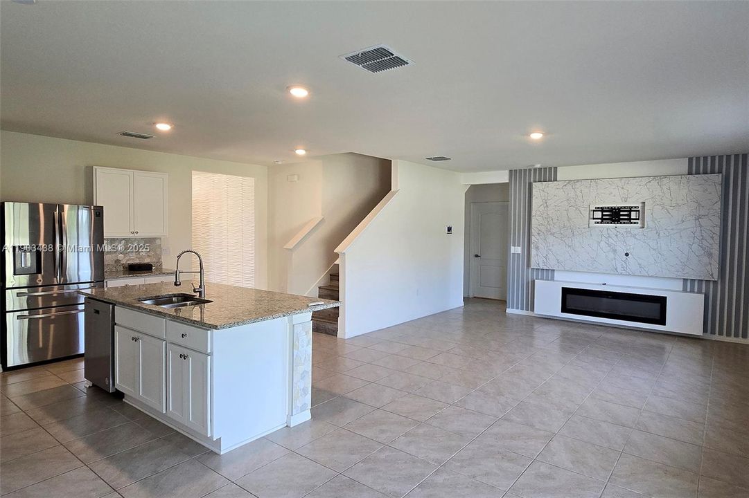 For Sale: $445,000 (5 beds, 3 baths, 2601 Square Feet)