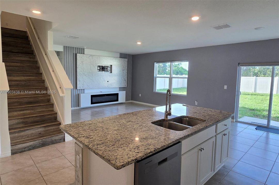 For Sale: $445,000 (5 beds, 3 baths, 2601 Square Feet)