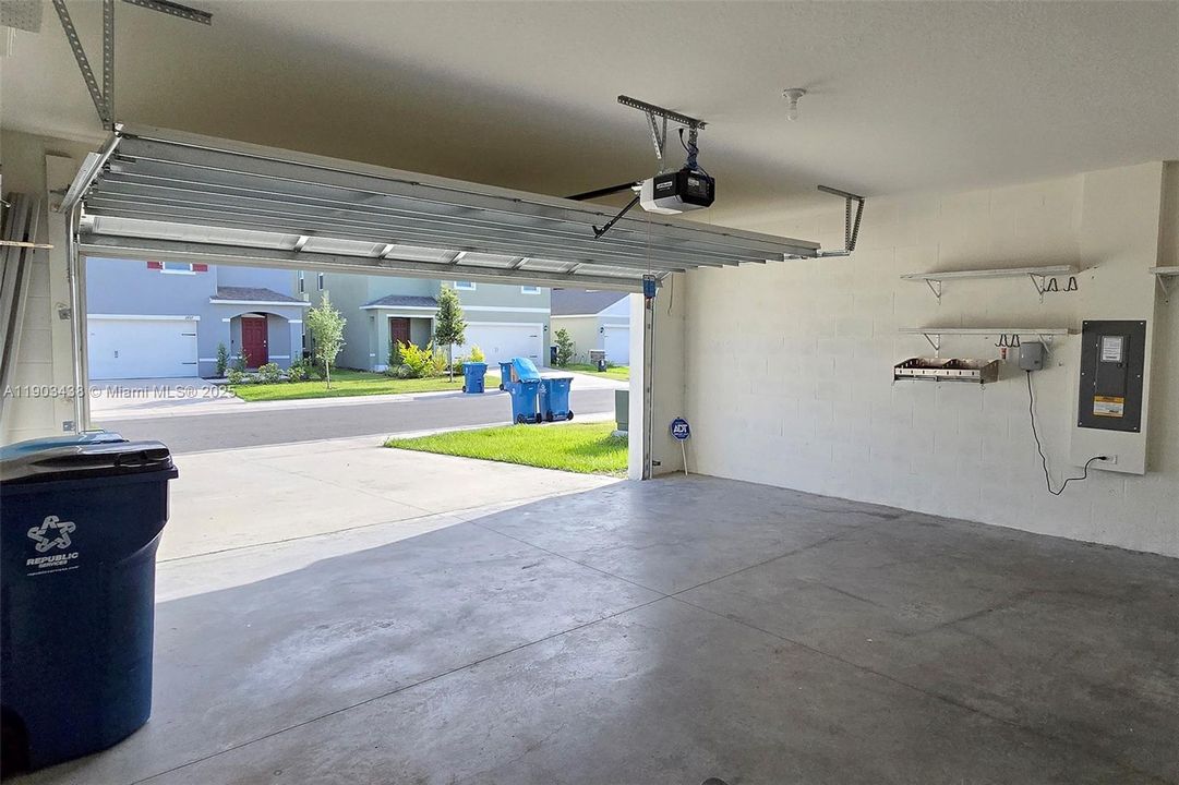 For Sale: $445,000 (5 beds, 3 baths, 2601 Square Feet)