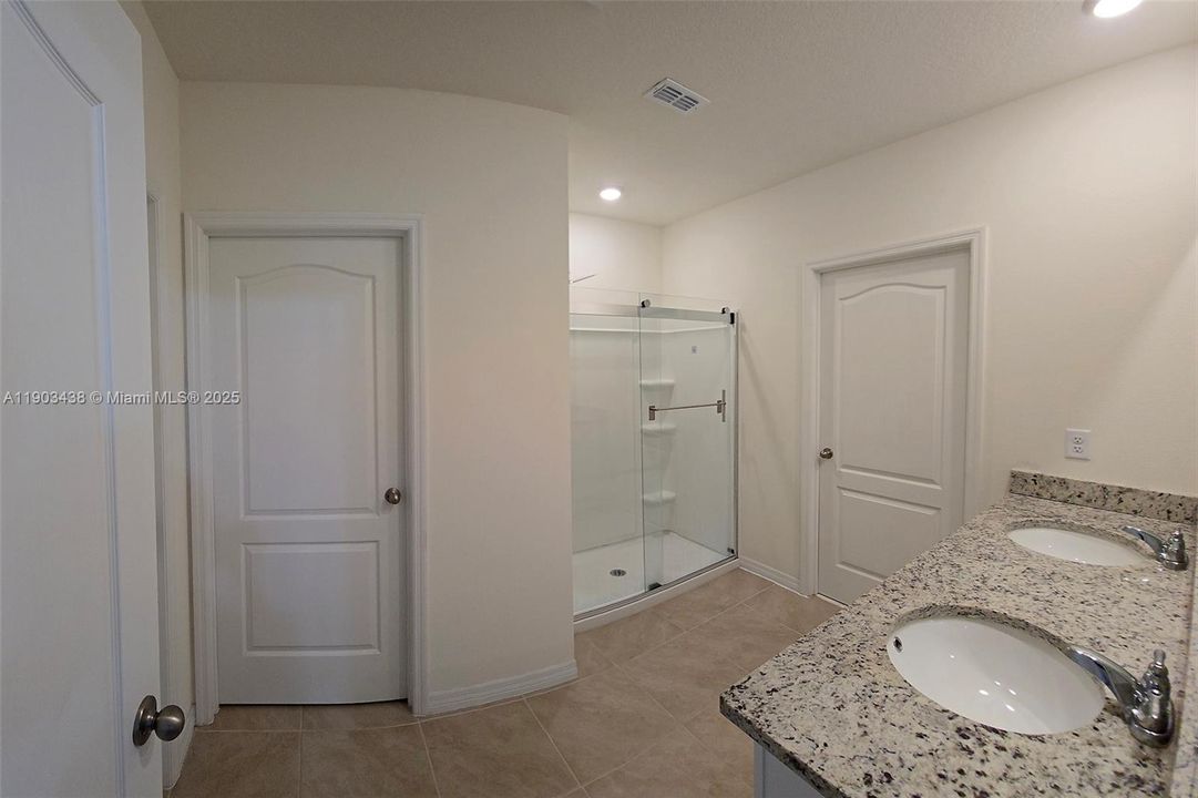 For Sale: $445,000 (5 beds, 3 baths, 2601 Square Feet)