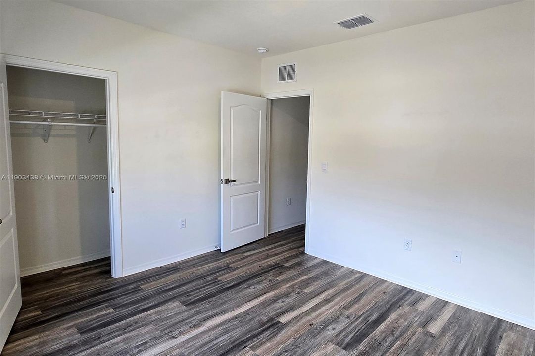 For Sale: $445,000 (5 beds, 3 baths, 2601 Square Feet)